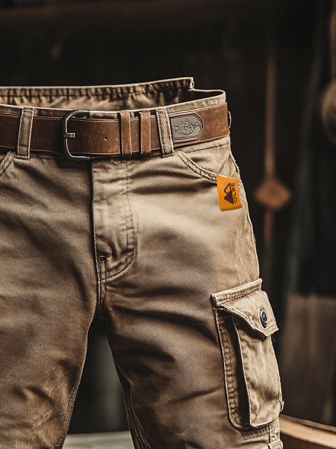 Flap cargo pockets of the khaki shorts