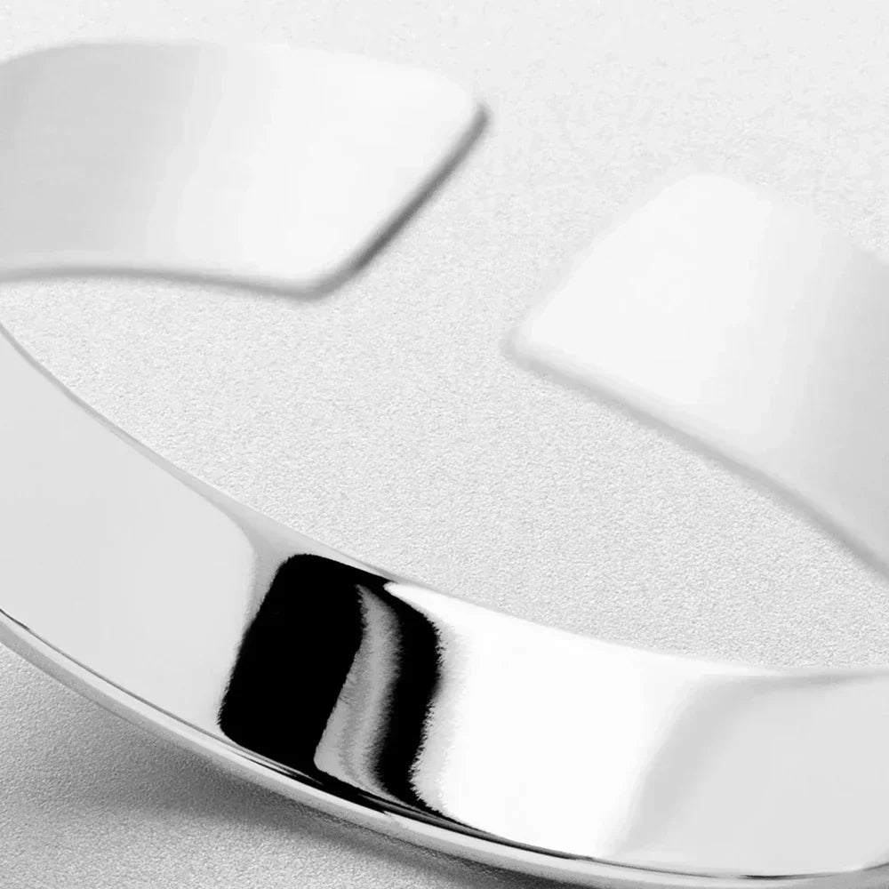 Close-up of the mirror polish of the flat band ring