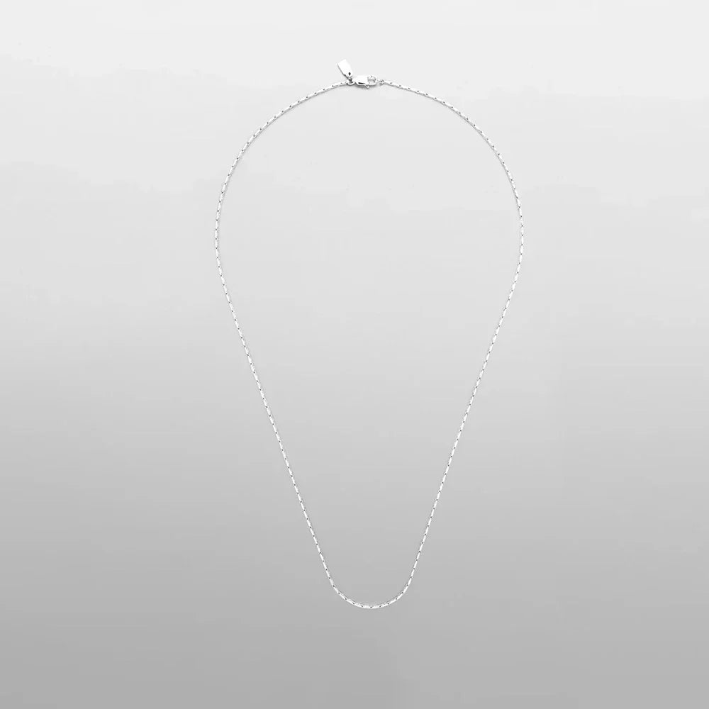 Full length of the elongated link chain necklace