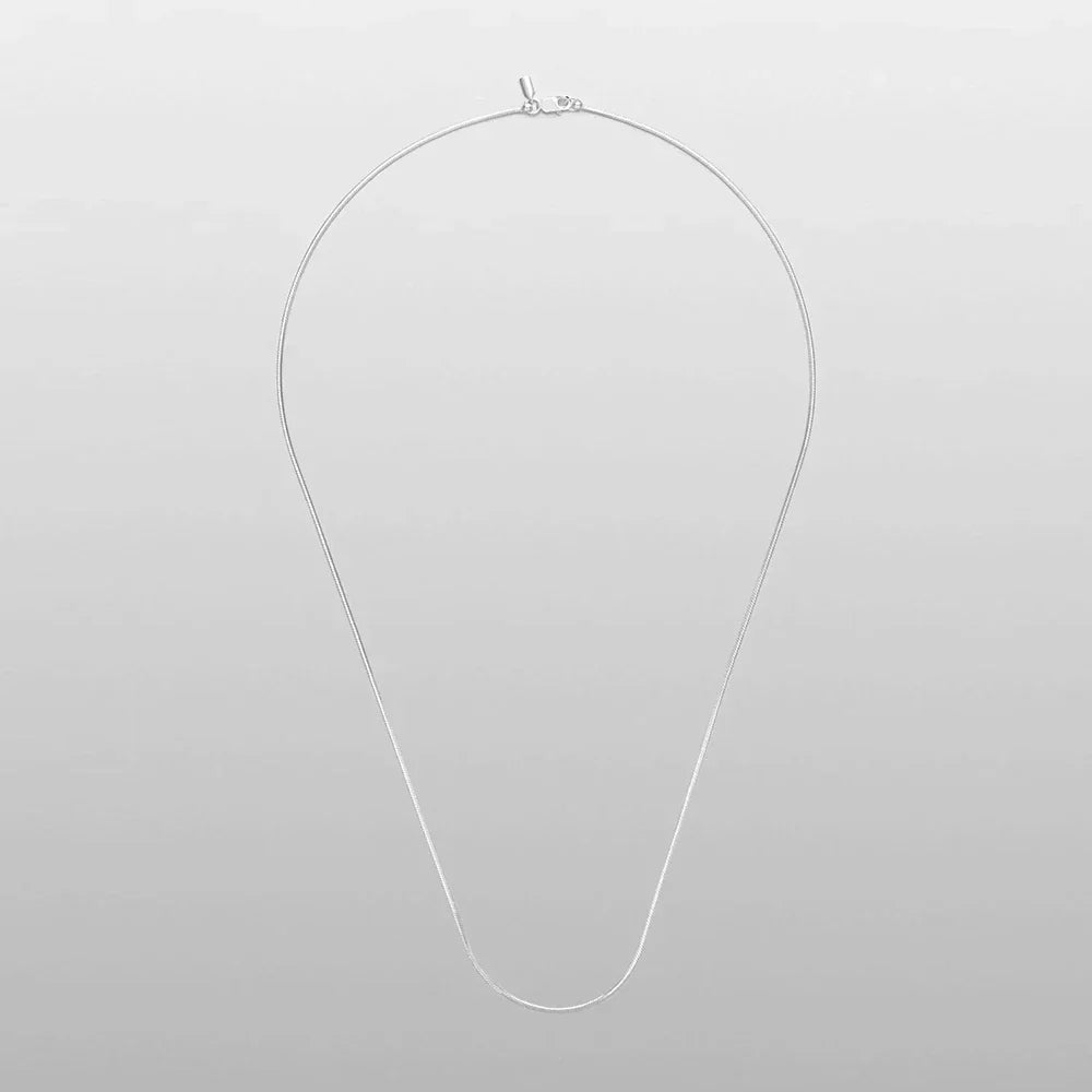 Full length of the flat herringbone chain necklace