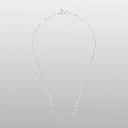 Full length of the flat herringbone chain necklace